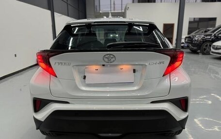 Toyota C-HR I рестайлинг, 2022 год, 2 250 000 рублей, 5 фотография