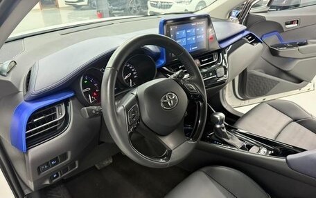 Toyota C-HR I рестайлинг, 2022 год, 2 250 000 рублей, 10 фотография