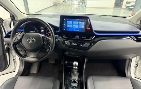 Toyota C-HR I рестайлинг, 2022 год, 2 250 000 рублей, 11 фотография