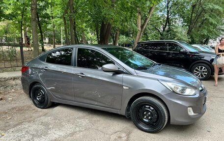 Hyundai Solaris II рестайлинг, 2013 год, 800 000 рублей, 2 фотография