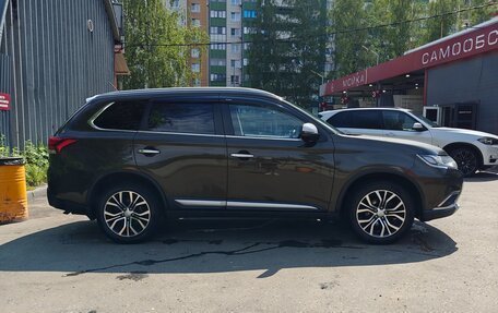 Mitsubishi Outlander III рестайлинг 3, 2016 год, 2 150 000 рублей, 8 фотография