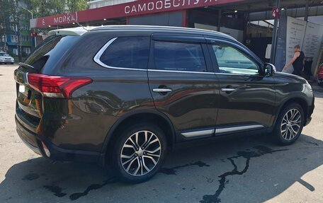 Mitsubishi Outlander III рестайлинг 3, 2016 год, 2 150 000 рублей, 9 фотография