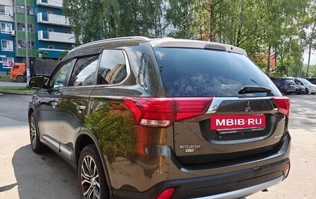 Mitsubishi Outlander III рестайлинг 3, 2016 год, 2 150 000 рублей, 10 фотография