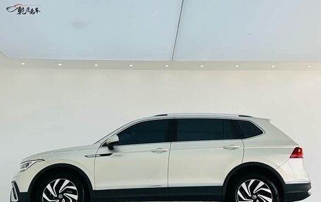 Volkswagen Tiguan II, 2021 год, 2 090 000 рублей, 5 фотография