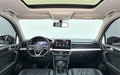 Volkswagen Tiguan II, 2021 год, 2 090 000 рублей, 10 фотография