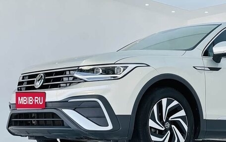 Volkswagen Tiguan II, 2021 год, 2 090 000 рублей, 2 фотография