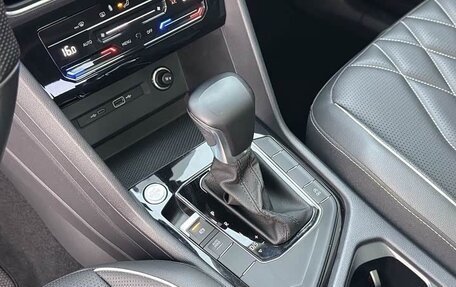 Volkswagen Tiguan II, 2021 год, 2 090 000 рублей, 20 фотография