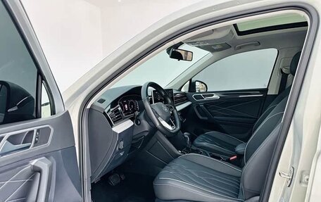 Volkswagen Tiguan II, 2021 год, 2 090 000 рублей, 15 фотография