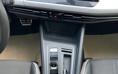 Volkswagen Golf VIII, 2022 год, 2 100 000 рублей, 11 фотография