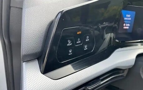 Volkswagen Golf VIII, 2022 год, 2 100 000 рублей, 12 фотография
