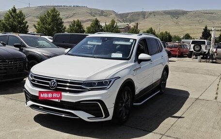 Volkswagen Tiguan II, 2022 год, 2 599 000 рублей, 2 фотография