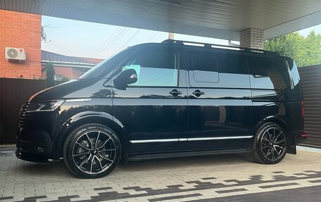 Volkswagen Multivan T6 рестайлинг, 2020 год, 7 800 000 рублей, 1 фотография