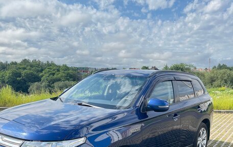 Mitsubishi Outlander III рестайлинг 3, 2014 год, 1 850 000 рублей, 2 фотография
