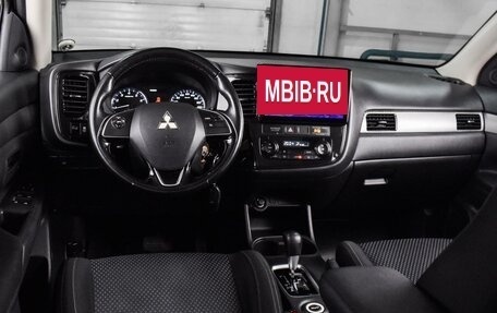 Mitsubishi Outlander III рестайлинг 3, 2016 год, 2 415 000 рублей, 6 фотография