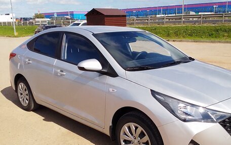 Hyundai Solaris II рестайлинг, 2021 год, 1 690 000 рублей, 8 фотография