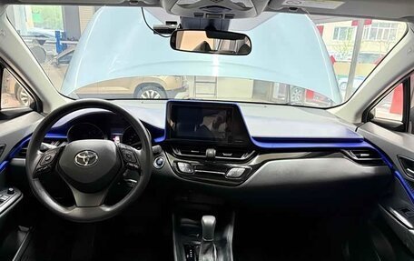 Toyota C-HR I рестайлинг, 2022 год, 1 990 000 рублей, 6 фотография