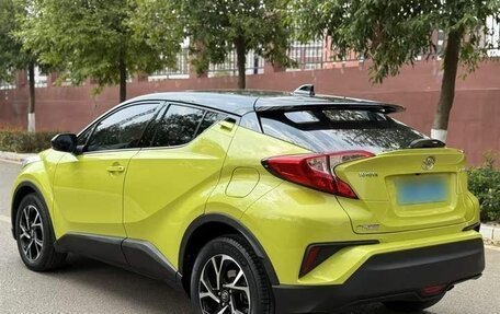 Toyota C-HR I рестайлинг, 2021 год, 2 000 000 рублей, 4 фотография
