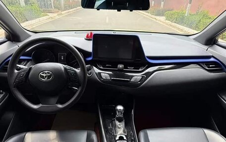 Toyota C-HR I рестайлинг, 2021 год, 2 000 000 рублей, 5 фотография