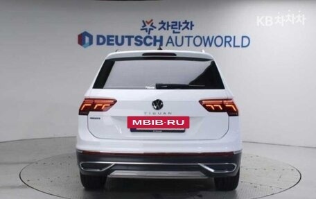 Volkswagen Tiguan II, 2022 год, 2 400 000 рублей, 3 фотография