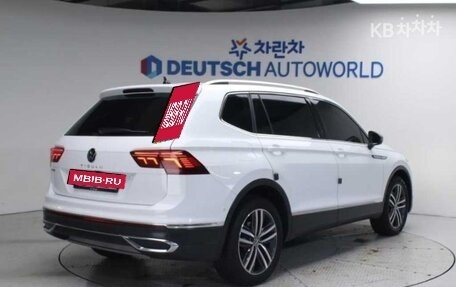 Volkswagen Tiguan II, 2022 год, 2 400 000 рублей, 2 фотография