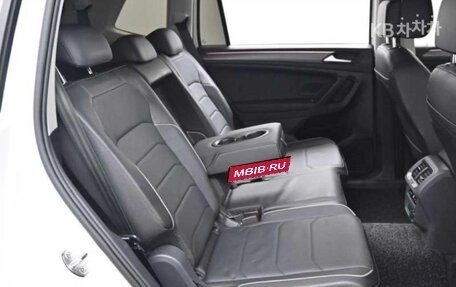Volkswagen Tiguan II, 2022 год, 2 400 000 рублей, 13 фотография