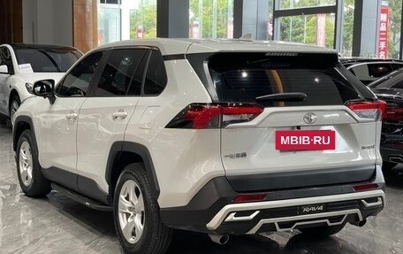 Toyota RAV4, 2022 год, 1 830 000 рублей, 4 фотография