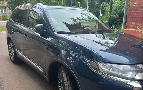 Mitsubishi Outlander III рестайлинг 3, 2019 год, 1 765 000 рублей, 2 фотография