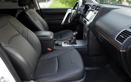 Toyota Land Cruiser Prado 150 рестайлинг 2, 2019 год, 4 750 000 рублей, 13 фотография