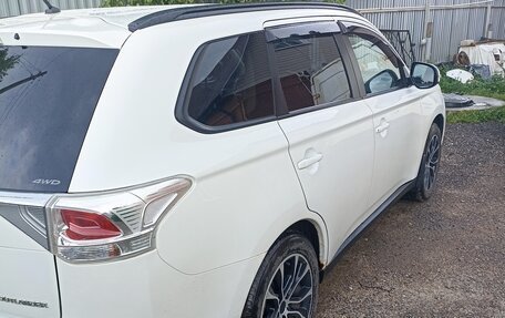 Mitsubishi Outlander III рестайлинг 3, 2014 год, 1 700 000 рублей, 4 фотография