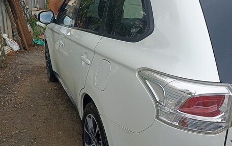 Mitsubishi Outlander III рестайлинг 3, 2014 год, 1 700 000 рублей, 3 фотография