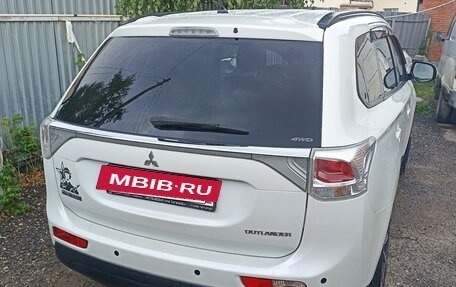 Mitsubishi Outlander III рестайлинг 3, 2014 год, 1 700 000 рублей, 2 фотография