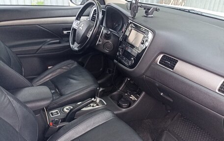 Mitsubishi Outlander III рестайлинг 3, 2014 год, 1 700 000 рублей, 7 фотография