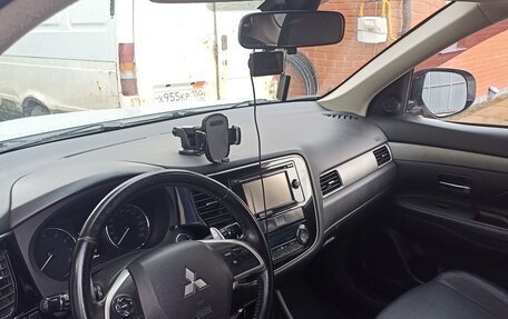 Mitsubishi Outlander III рестайлинг 3, 2014 год, 1 700 000 рублей, 10 фотография