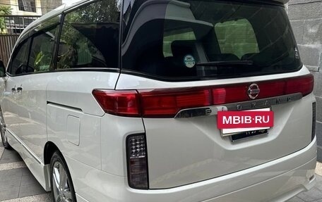 Nissan Elgrand III, 2014 год, 1 950 000 рублей, 3 фотография