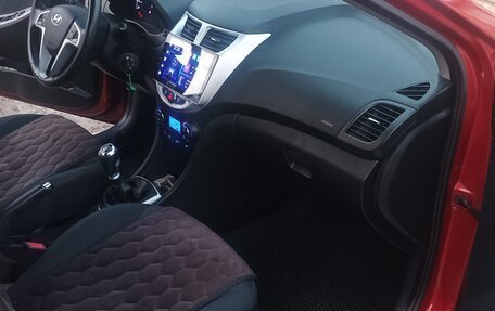 Hyundai Solaris II рестайлинг, 2011 год, 700 000 рублей, 13 фотография