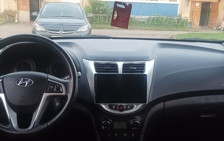 Hyundai Solaris II рестайлинг, 2011 год, 700 000 рублей, 16 фотография