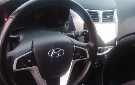 Hyundai Solaris II рестайлинг, 2011 год, 700 000 рублей, 17 фотография