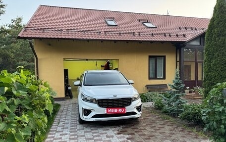 KIA Carnival III, 2019 год, 2 700 000 рублей, 1 фотография