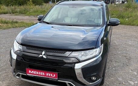 Mitsubishi Outlander III рестайлинг 3, 2022 год, 2 600 000 рублей, 1 фотография