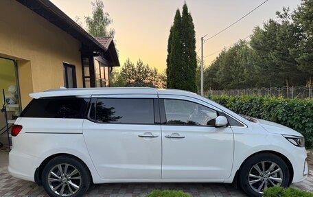 KIA Carnival III, 2019 год, 2 700 000 рублей, 3 фотография