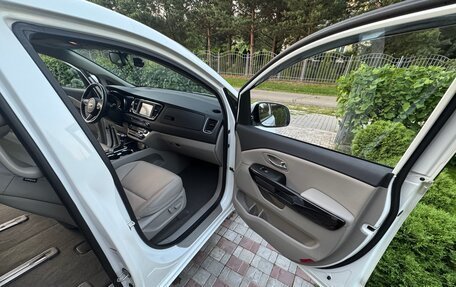 KIA Carnival III, 2019 год, 2 700 000 рублей, 20 фотография