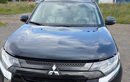 Mitsubishi Outlander III рестайлинг 3, 2022 год, 2 600 000 рублей, 2 фотография