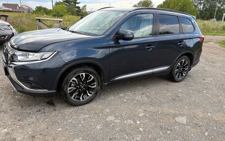 Mitsubishi Outlander III рестайлинг 3, 2022 год, 2 600 000 рублей, 3 фотография