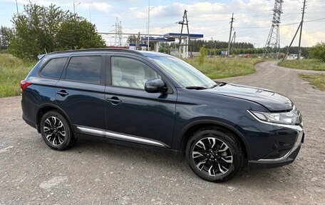 Mitsubishi Outlander III рестайлинг 3, 2022 год, 2 600 000 рублей, 4 фотография