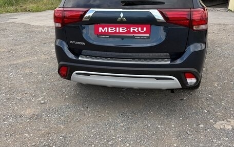 Mitsubishi Outlander III рестайлинг 3, 2022 год, 2 600 000 рублей, 5 фотография