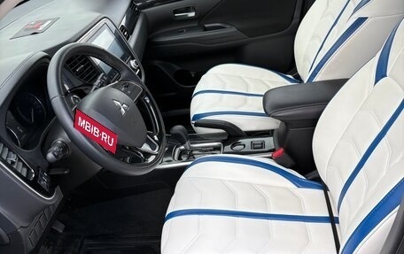 Mitsubishi Outlander III рестайлинг 3, 2022 год, 2 600 000 рублей, 8 фотография