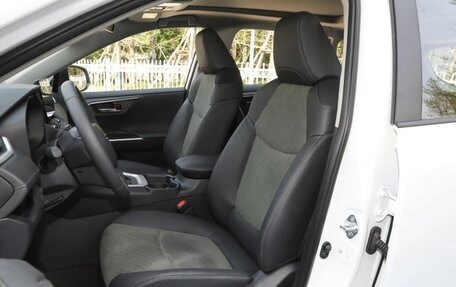 Toyota RAV4, 2025 год, 3 620 000 рублей, 4 фотография