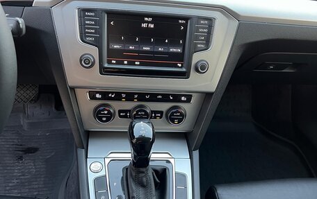 Volkswagen Passat B8 рестайлинг, 2015 год, 1 850 000 рублей, 20 фотография