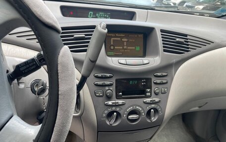 Toyota Prius IV XW50, 2001 год, 750 000 рублей, 2 фотография