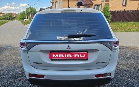 Mitsubishi Outlander III рестайлинг 3, 2013 год, 1 490 000 рублей, 2 фотография